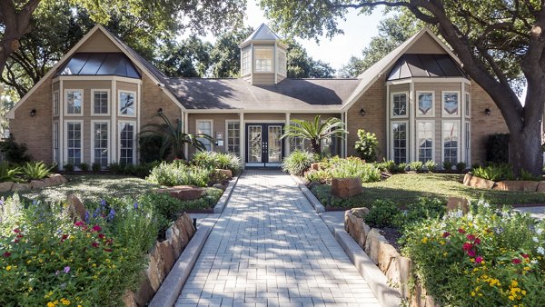Oaks at Greenview: Contemporary luxury apartment building in a serene Greenview location