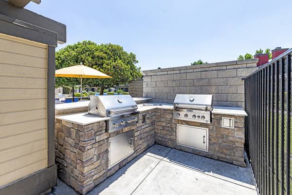 grill and picnic area at Promenade Terrace Apartments