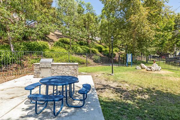 grill and picnic area at Promenade Terrace Apartments