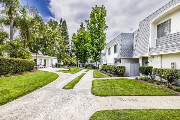 Lexington Townhomes: Modern view of luxury apartments in tranquil setting