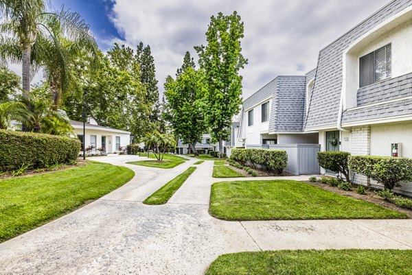 building/exterior at Lexington Townhomes Apartments