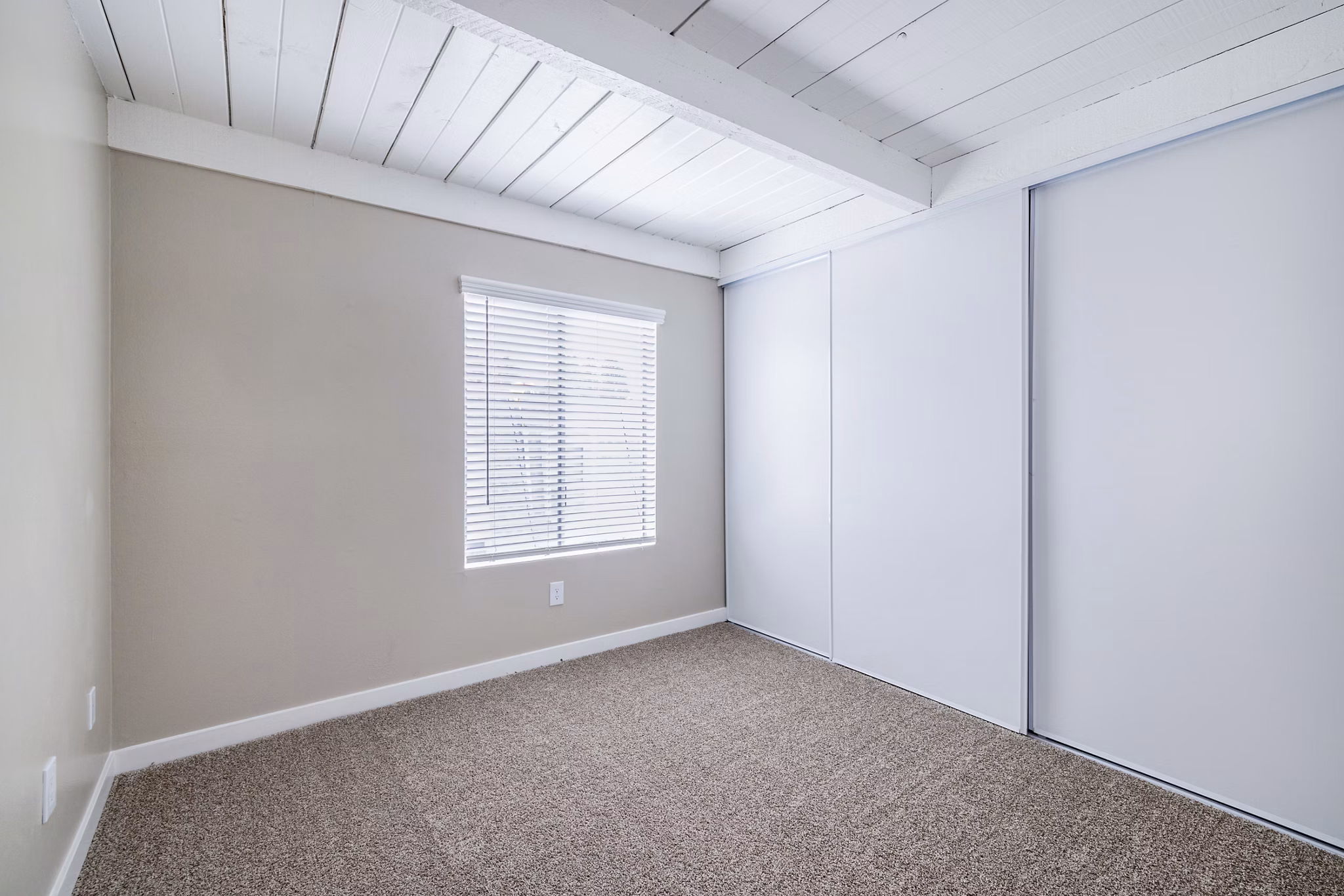 Cozy bedroom with modern furnishings in Lexington Townhomes Apartments