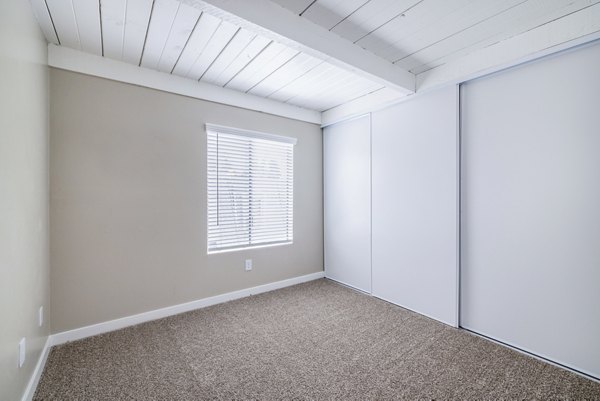 Cozy bedroom with modern furnishings in Lexington Townhomes Apartments