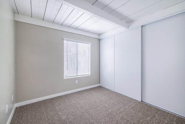 bedroom at Lexington Townhomes Apartments