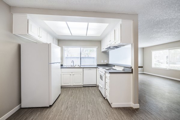 kitchen at Lexington Townhomes Apartments