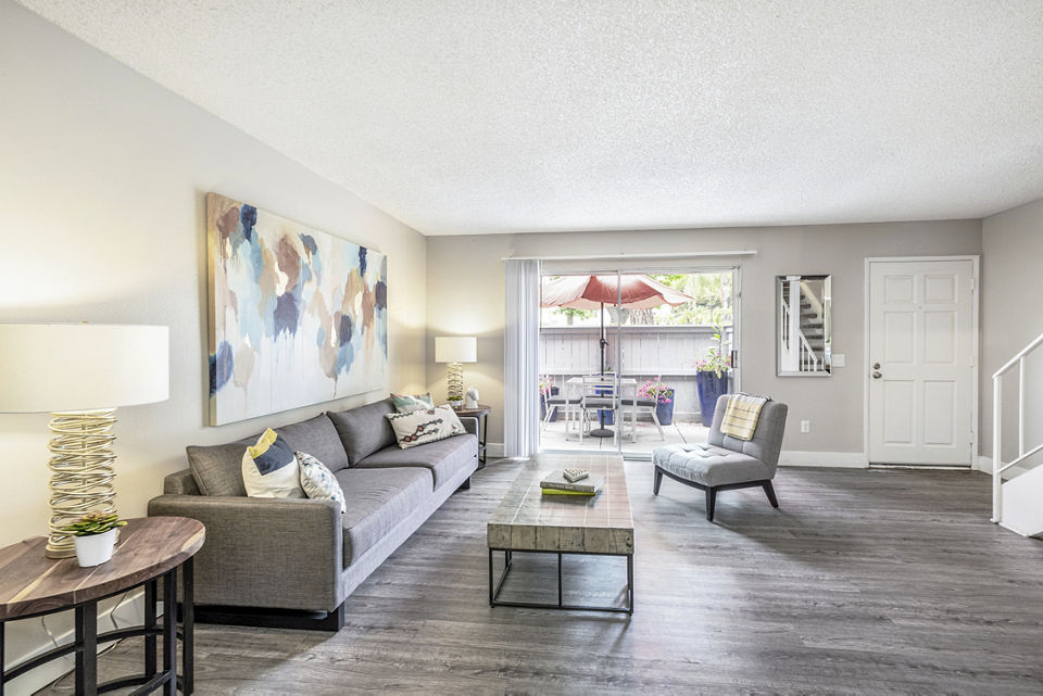 Spacious living room with modern decor at Lexington Townhomes Apartments