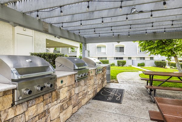 grill area/patio at Lexington Townhomes Apartments