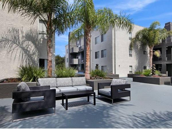 courtyard at Canyon Crest Apartments