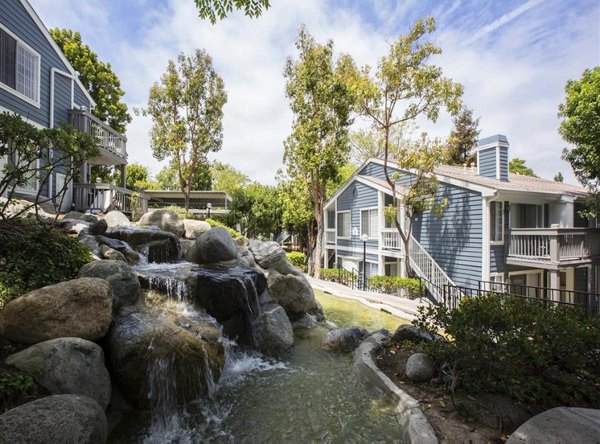 Harborview Apartments: Serene outdoor courtyard with lush greenery perfect for relaxation