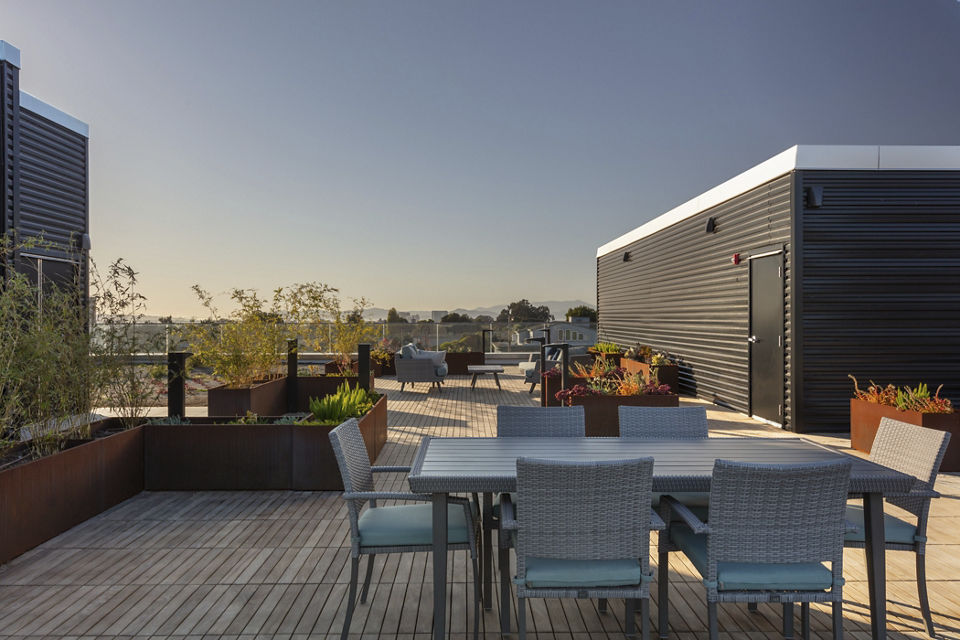 Rooftop deck with stylish seating and skyline views at 47Hundred Apartments