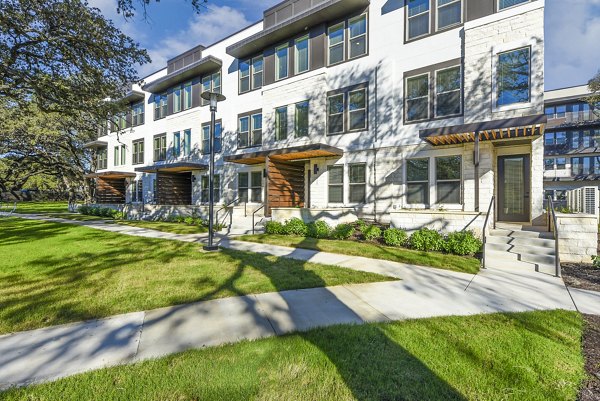The Tobin Estate Apartments: Elegant building in San Antonio