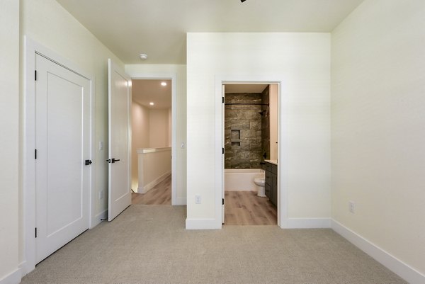 Cozy bedroom with modern dÃ©cor at The Tobin Estate Apartments