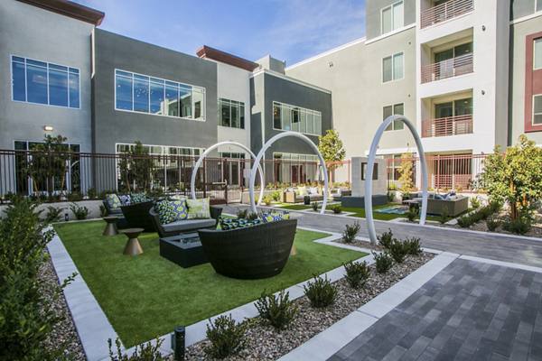courtyard at Elysian at Flamingo Apartments 