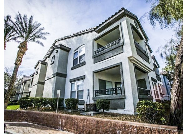Solitude at Centennial Apartments: Luxury modern building in Las Vegas