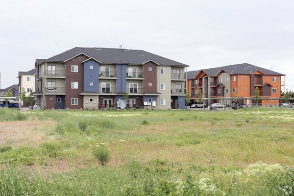 Central Park Commons: Elegant multi-story of luxury apartments in bustling city center