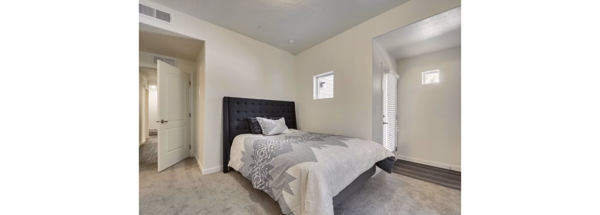 Central Park Commons Apartments: Cozy bedroom with modern furnishings and natural light