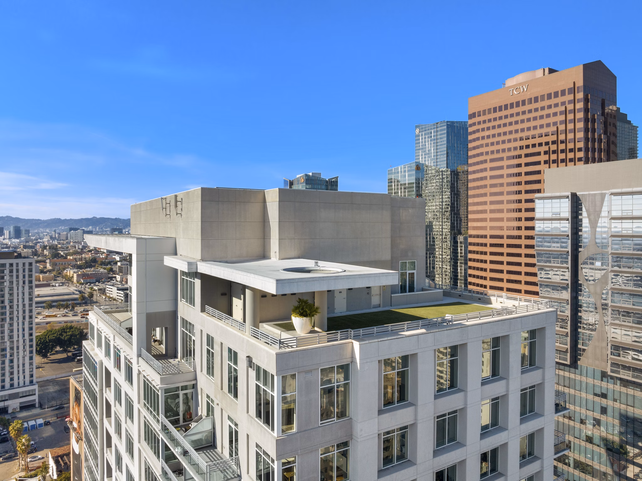 building at 717 Olympic Apartments