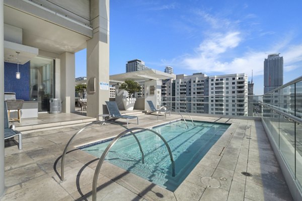 pool at 717 Olympic Apartments