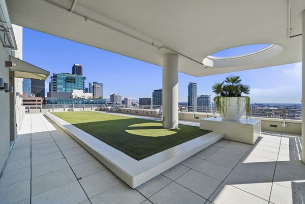 putting green at 717 Olympic Apartments