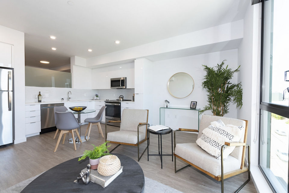 living room at Aquatic Higby Apartments