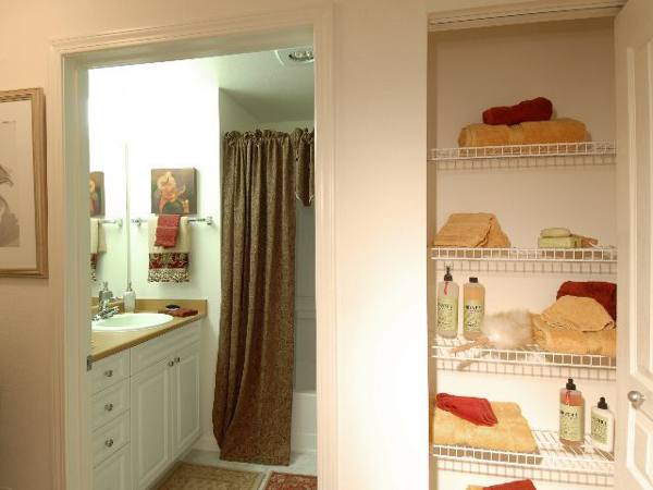 bathroom at Stanford West Apartments