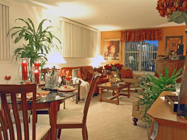 dining area at Stanford West Apartments