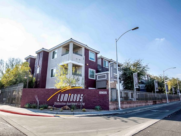 Luminous Apartments: Elegant of luxury high-rise apartments in downtown Greystar community