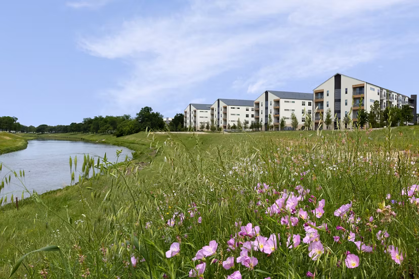 Atlas Waterside Apartments: Contemporary of luxury apartments in Fort Worth, ideal for upscale living with scenic waterfront views