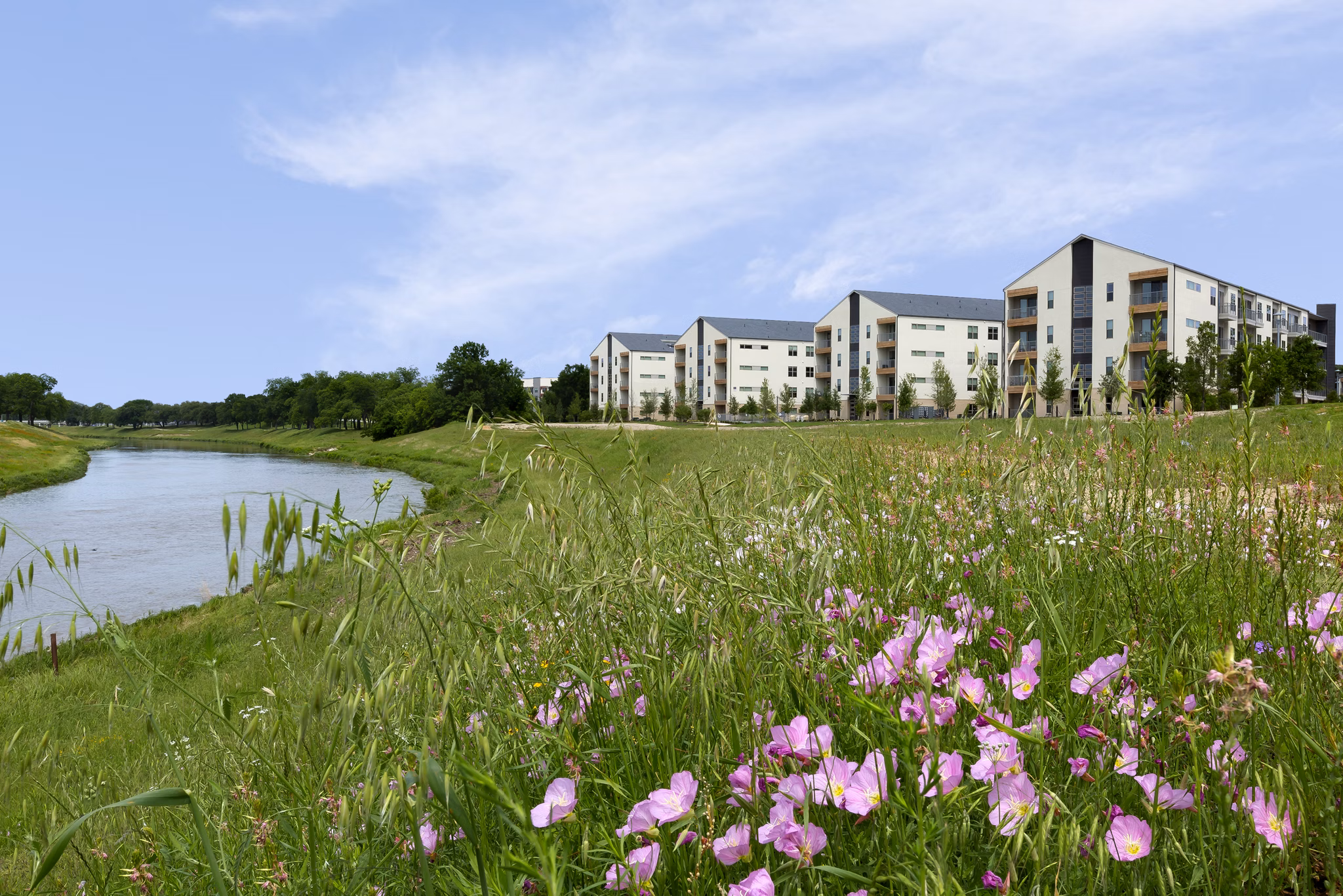 Atlas Waterside Apartments: Contemporary of luxury apartments in Fort Worth, ideal for upscale living with scenic waterfront views