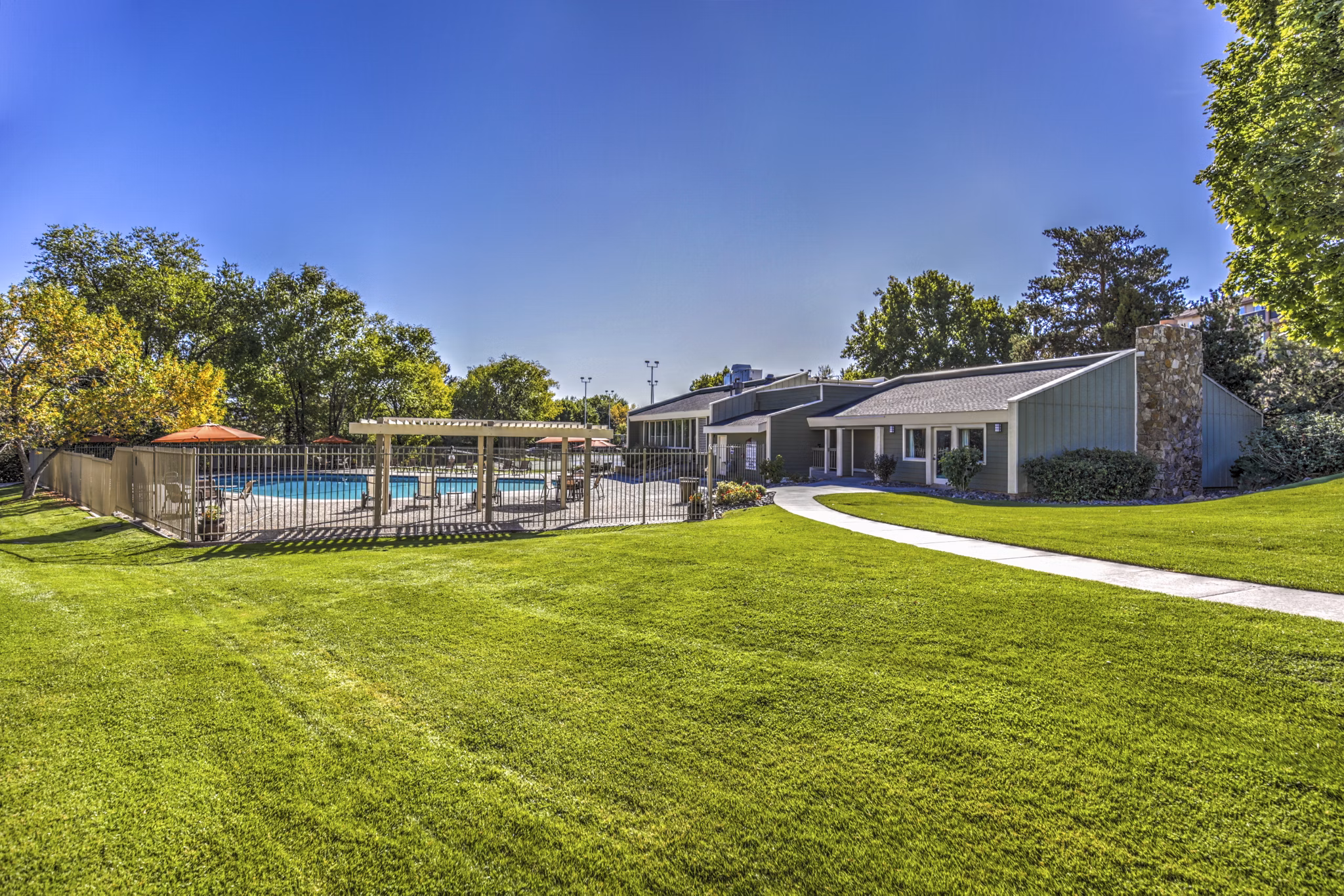 Courtyard with lush landscaping at Aspen Ridge luxury apartments