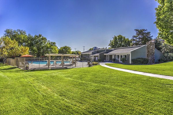 Courtyard with lush landscaping at Aspen Ridge luxury apartments
