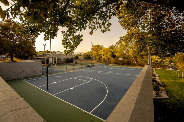 Basketball and tennis court at Aspen Ridge Apartments offering luxury outdoor sport amenities