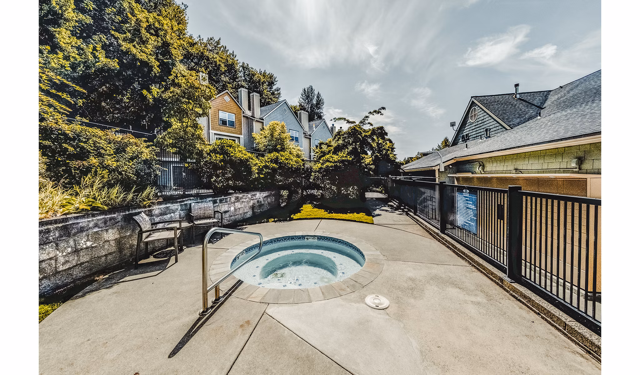 Hot tub and jacuzzi at Bella Vista Apartments offering relaxation and leisure amenities