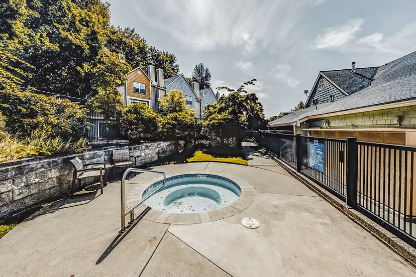 Hot tub and jacuzzi at Bella Vista Apartments offering relaxation and leisure amenities