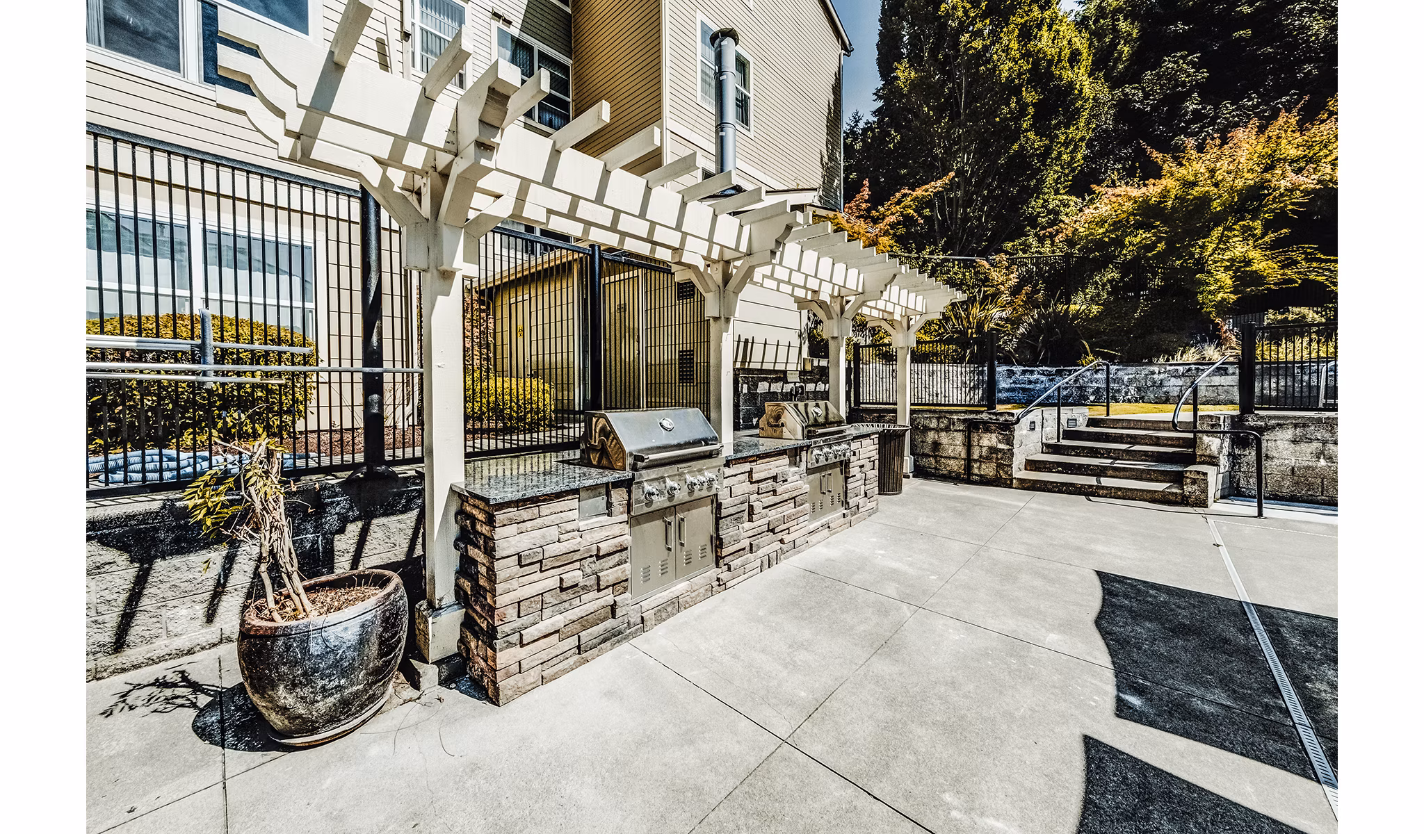 Modern outdoor grill area at Bella Vista Apartments, perfect for gatherings and enjoying scenic views