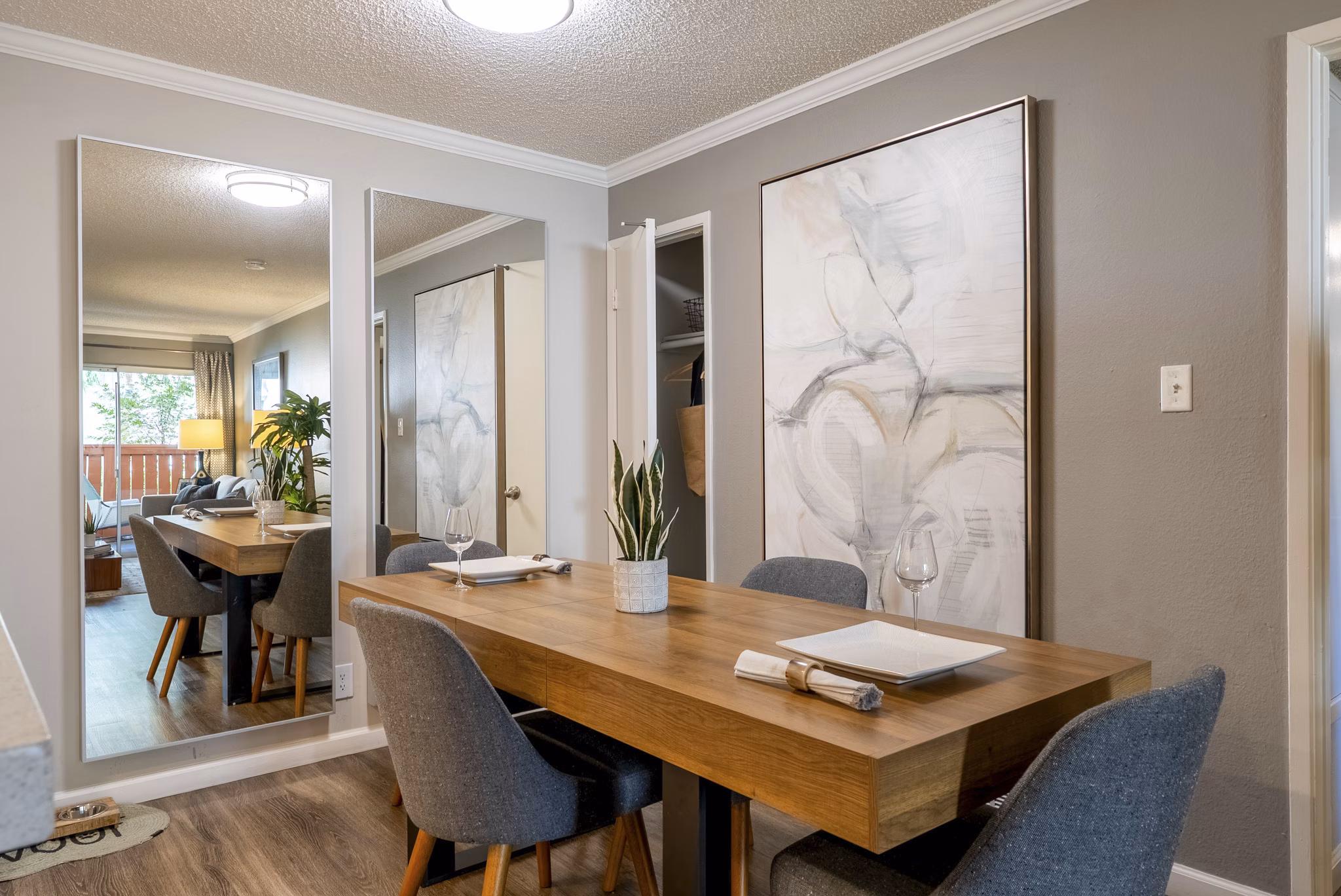 dining room at La Terraza Apartments