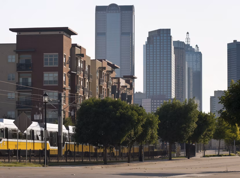 Broadstone Ambrose Apartments: Vibrant neighborhood scene with lush greenery and walkable community paths