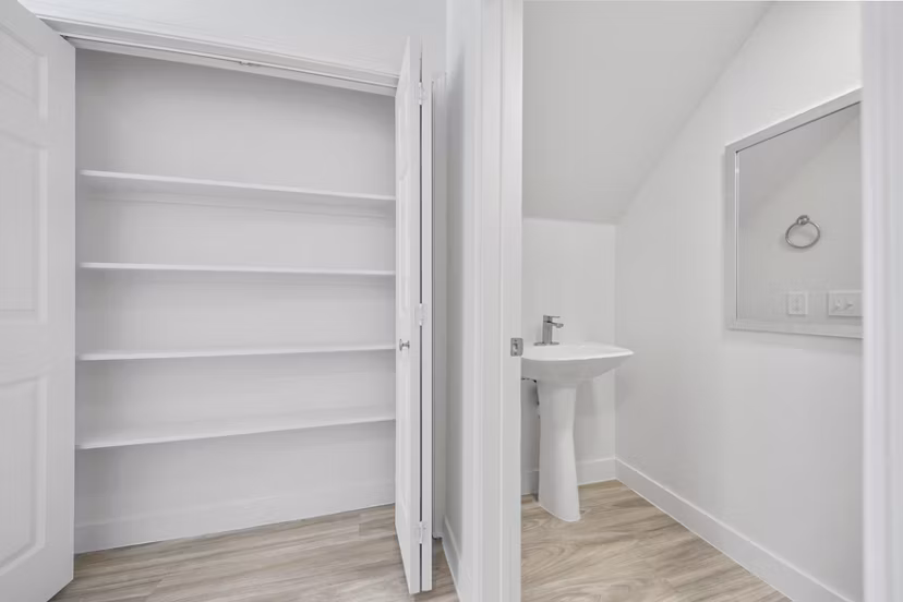bathroom at GlenEagles Apartments
