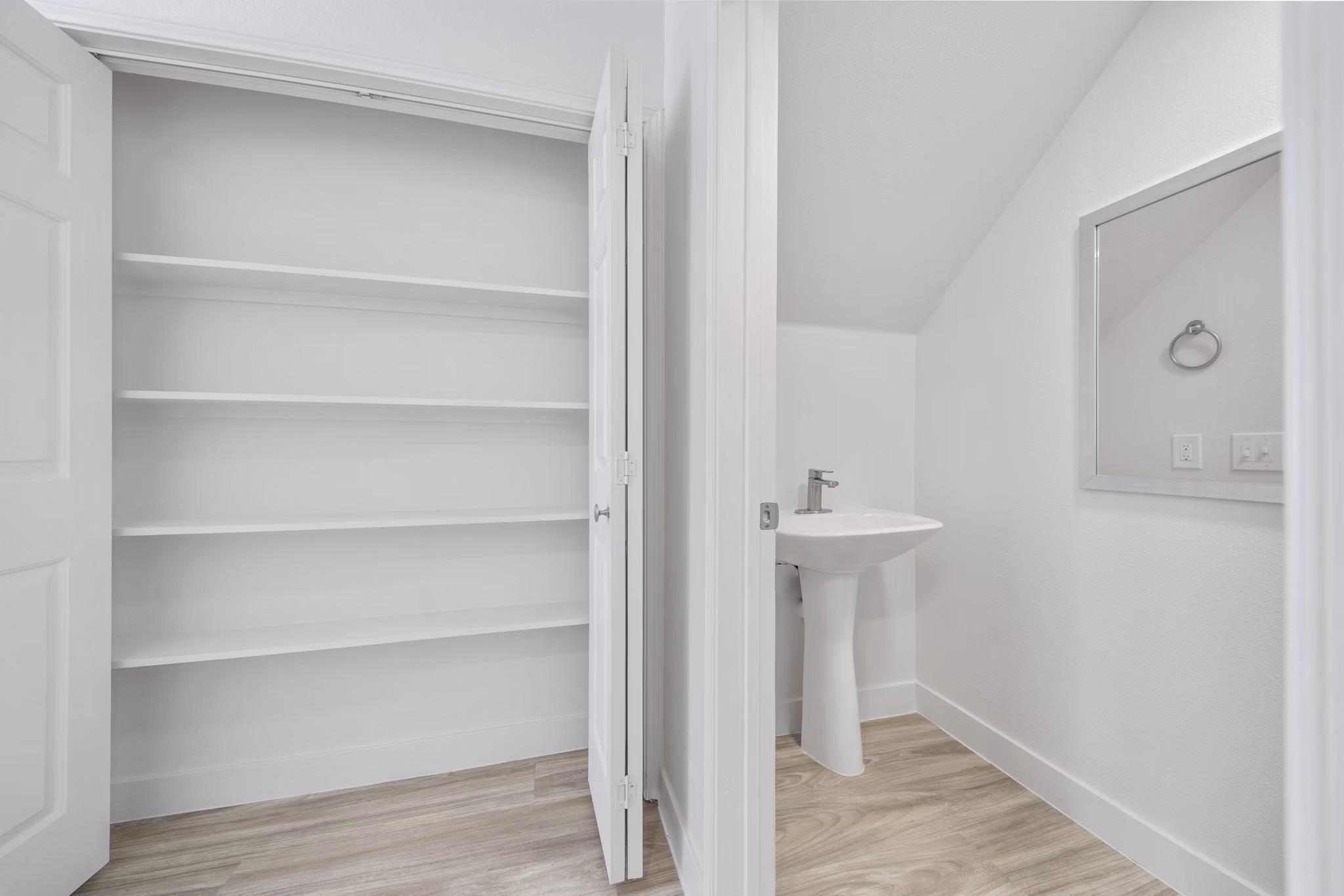 bathroom at GlenEagles Apartments