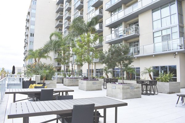 Recreational area with lounge seating at NoHo 14 Apartments