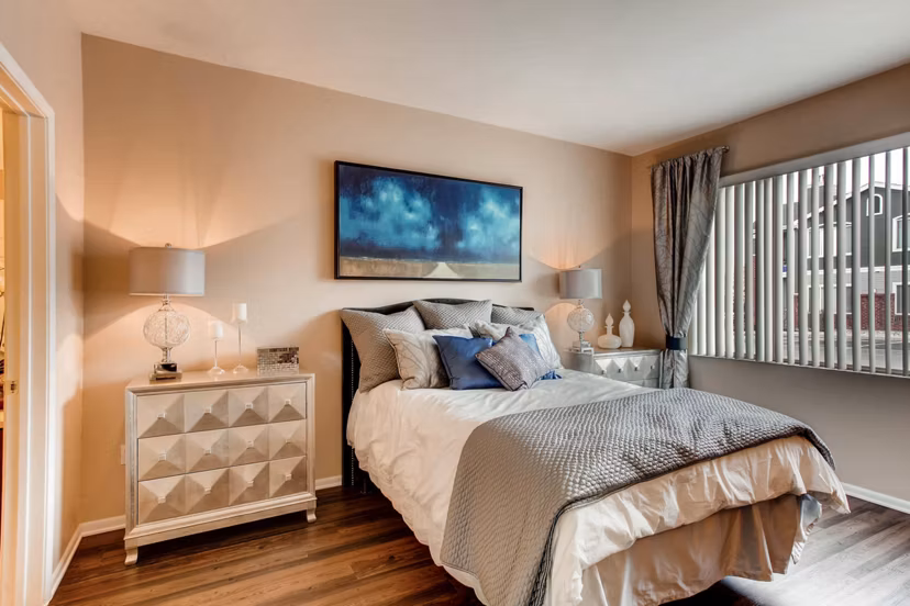 Mountain Gate Apartments: Cozy bedroom with mountain views