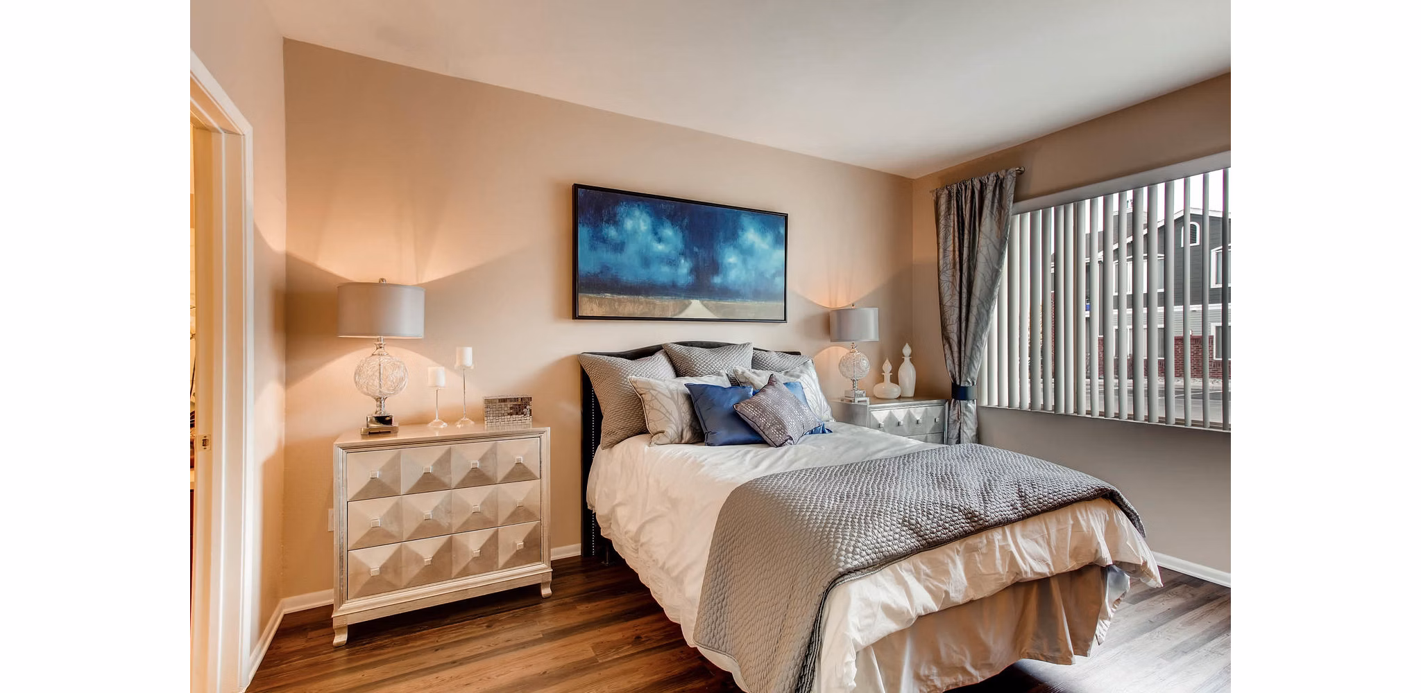 Mountain Gate Apartments: Cozy bedroom with mountain views