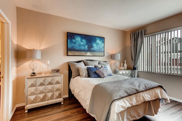 Mountain Gate Apartments: Cozy bedroom with mountain views