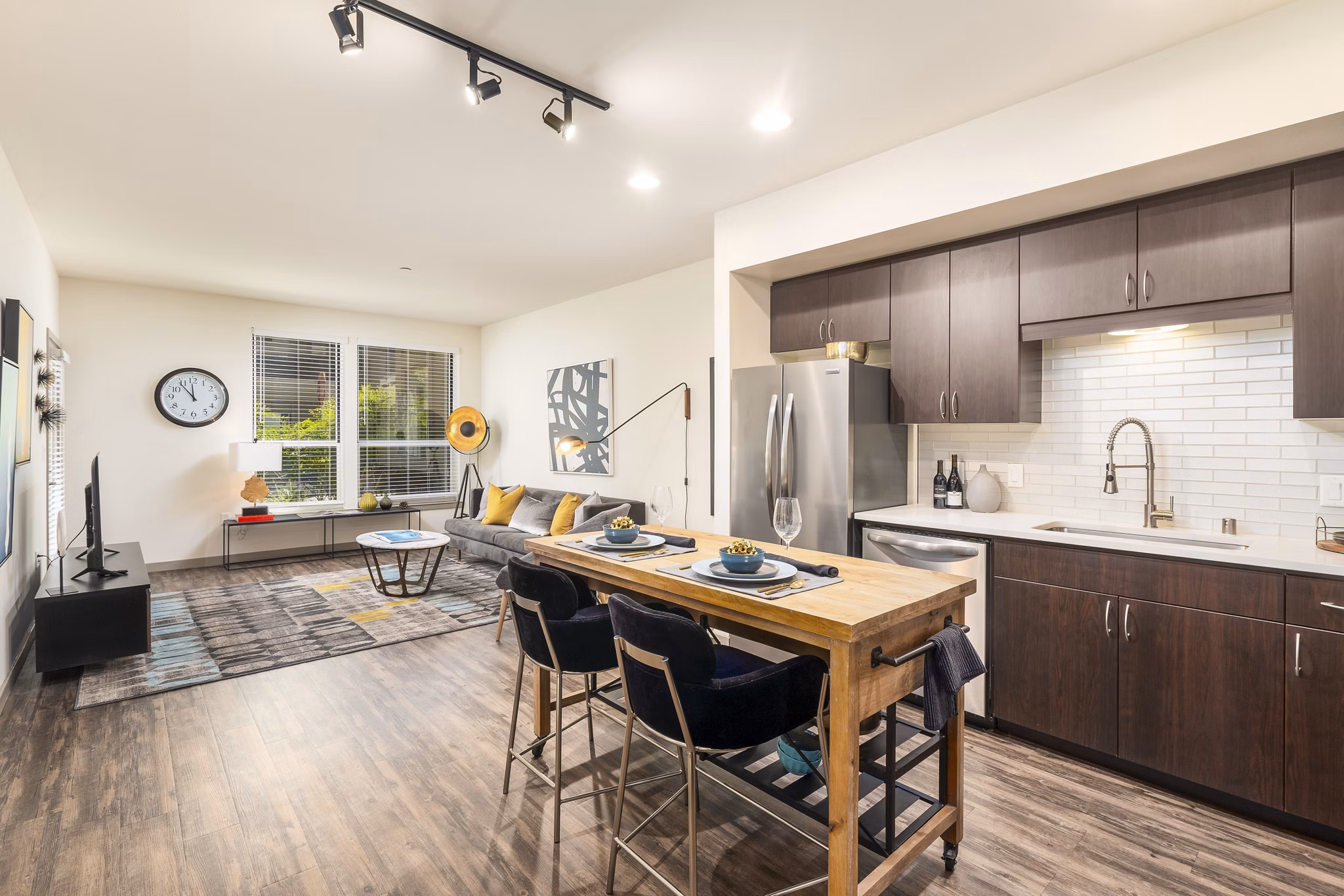 dining room at LINQ Midtown Apartments