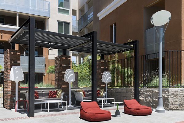 Garey Building Apartments: Tranquil courtyard with lush greenery in a luxury apartment community