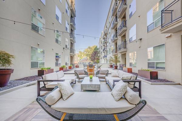 courtyard at Encore Apartments