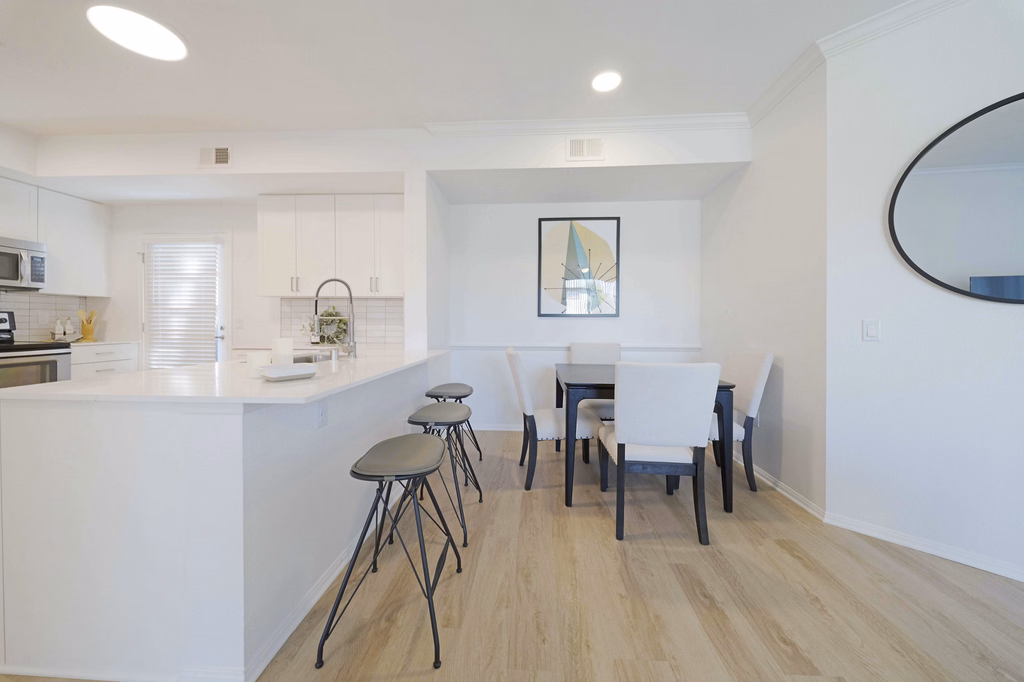 dining room at Jefferson at Carmel Mountain Ranch Apartments 