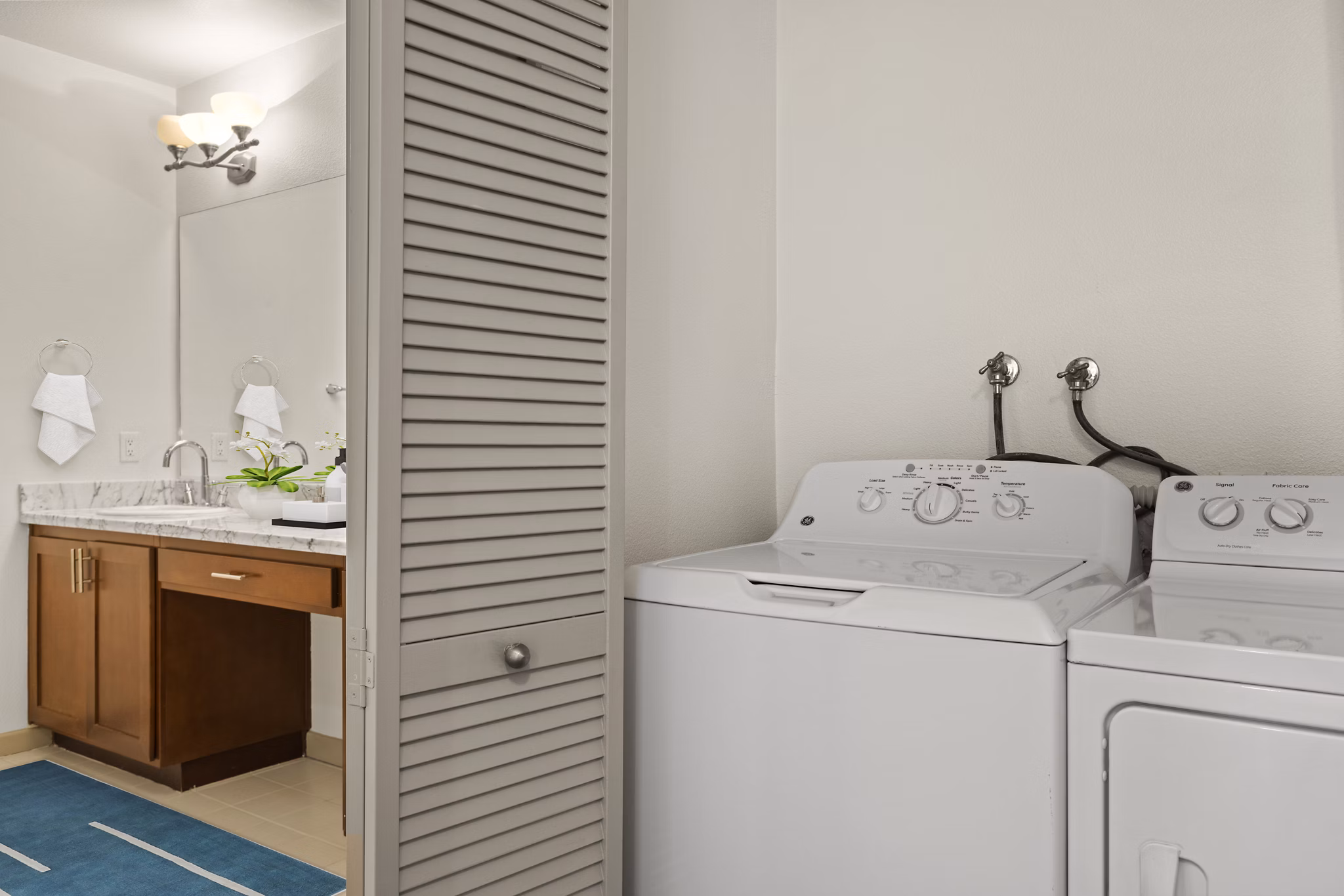 laundry facility at San Pedro Bank Lofts Apartments 