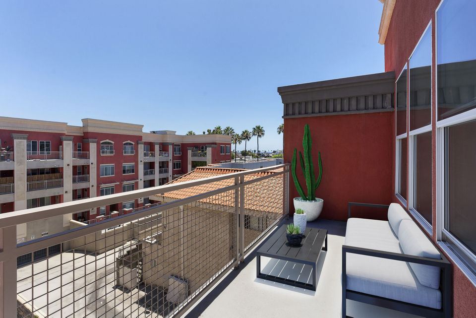 patio at San Pedro Bank Lofts Apartments 