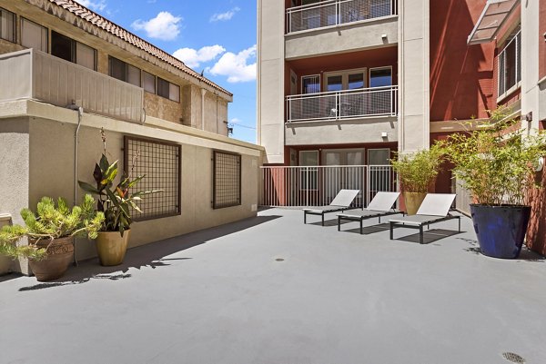 San Pedro Bank Lofts: Tranquil courtyard featuring lush gardens and seating areas in luxury apartment community